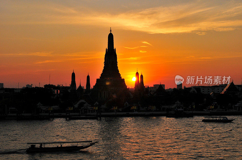 日落在Wat Arun(黎明寺)，曼谷